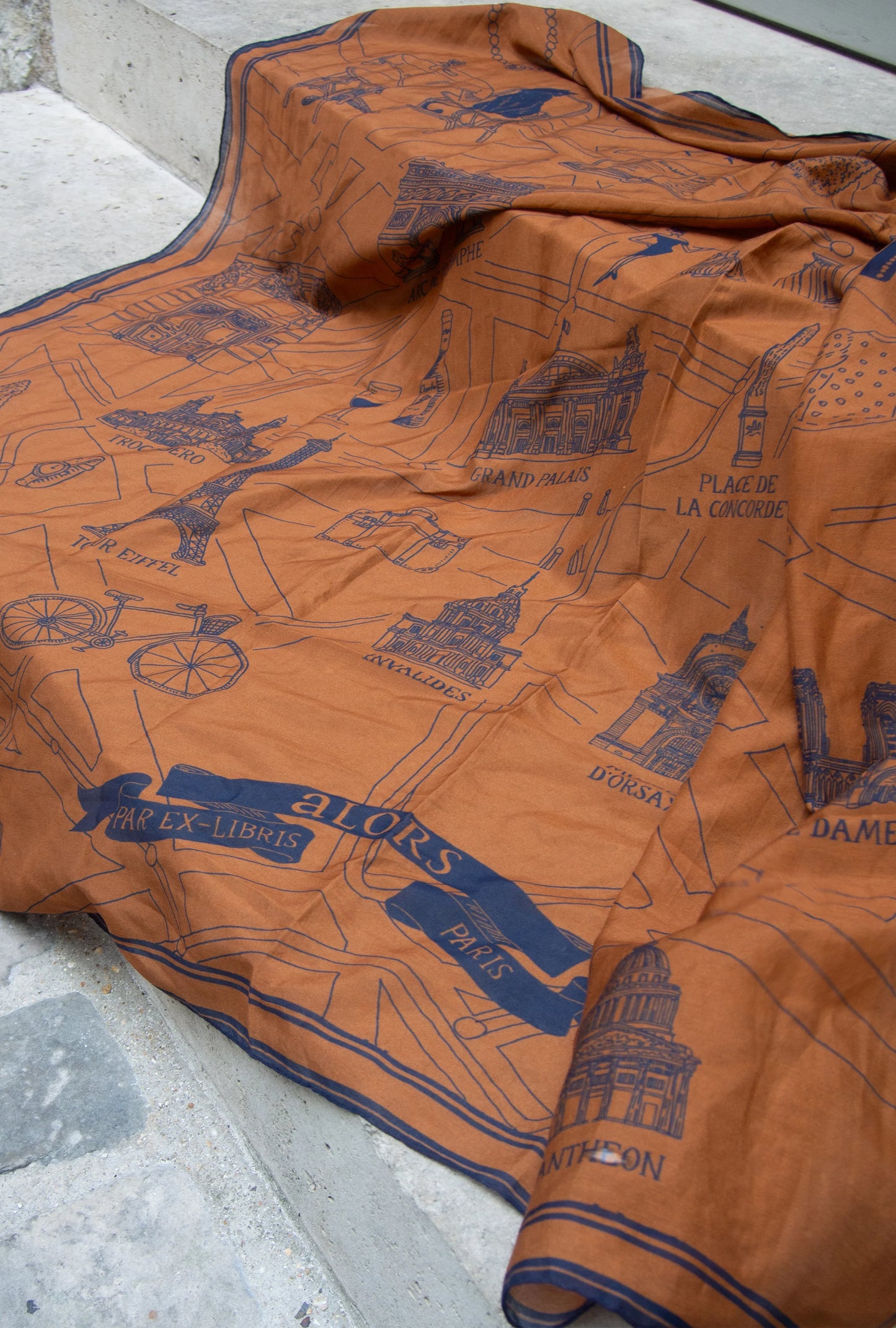 Foulard Ex-libris Paris x aLORS -une collaboration d’exception (キャメルx ネイビー) - aLORS online store
