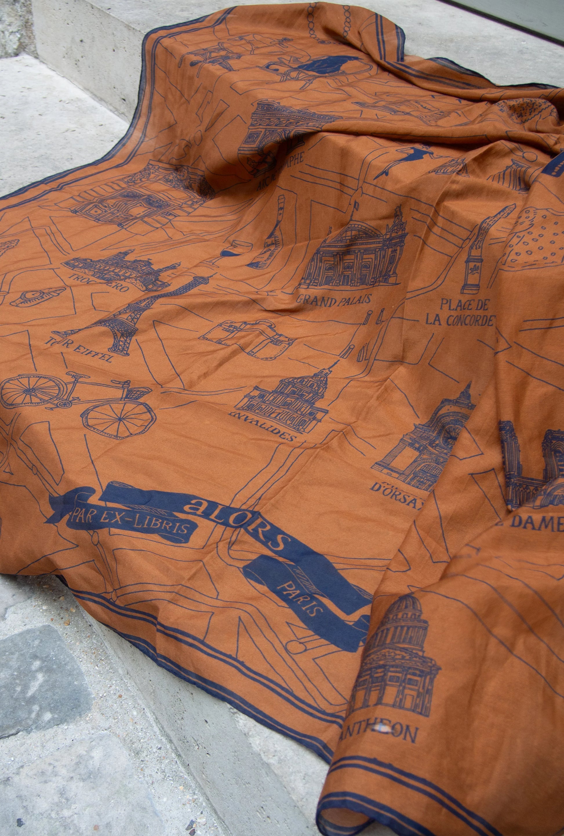 Foulard Ex-libris Paris x aLORS -une collaboration d’exception (キャメルx ネイビー) - aLORS online store