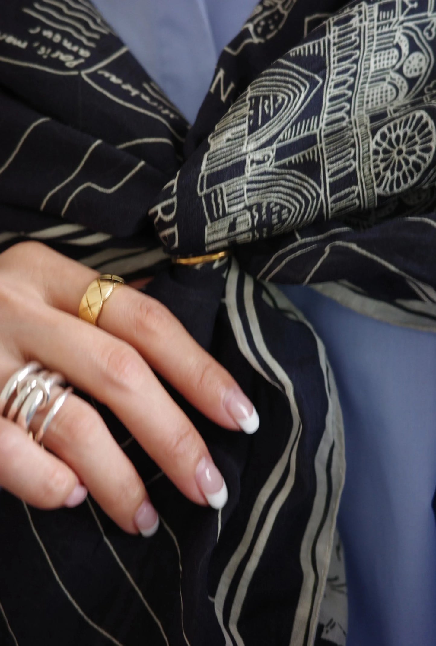 Foulard Ex-libris Paris x aLORS -une collaboration d’exception(ダークネイビーx アイボリー) - aLORS online store