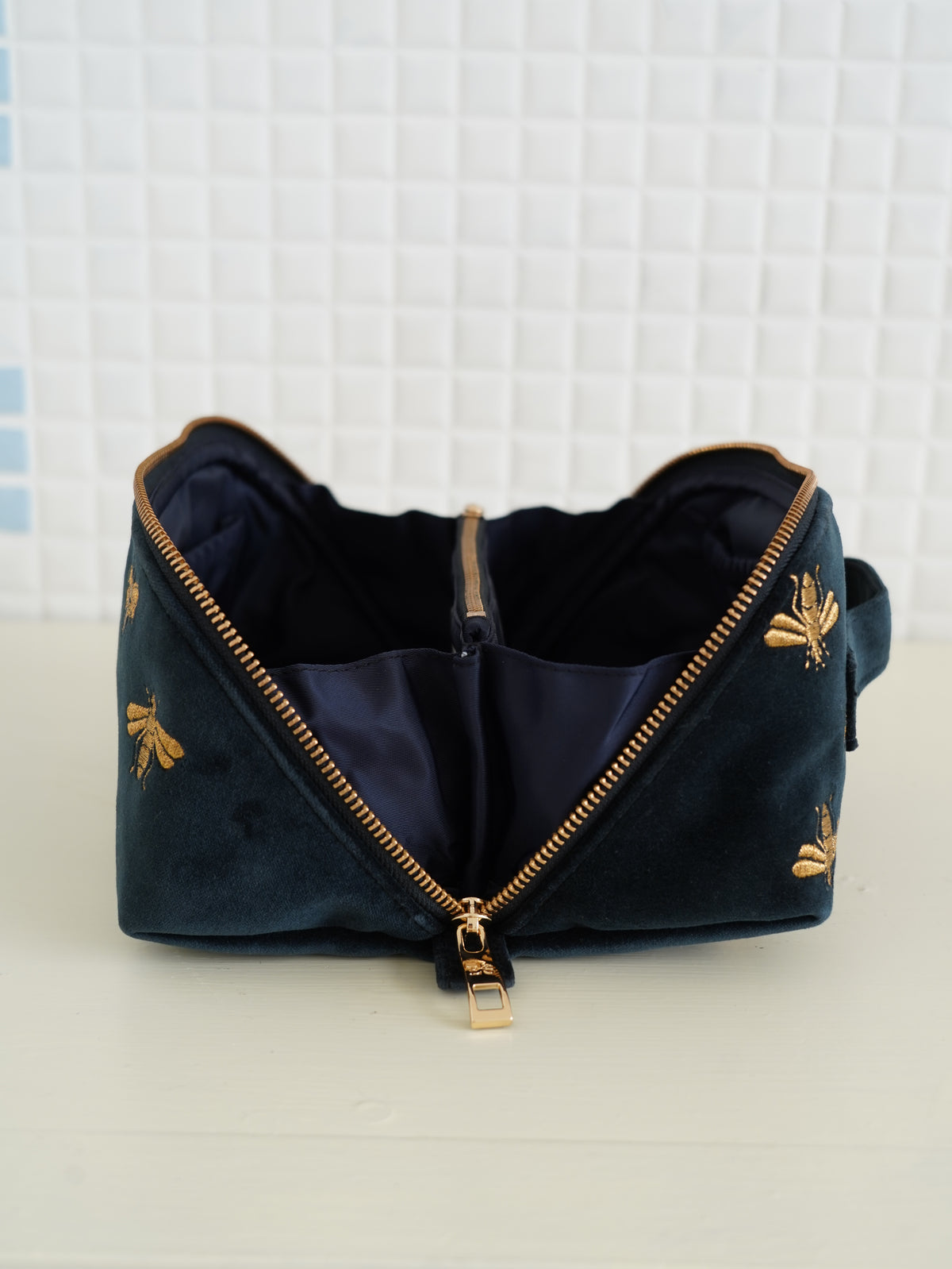 aLORS Select【Elizabeth Scarlett】Honey Bee Charcoal Velvet Open Flat Makeup Bag