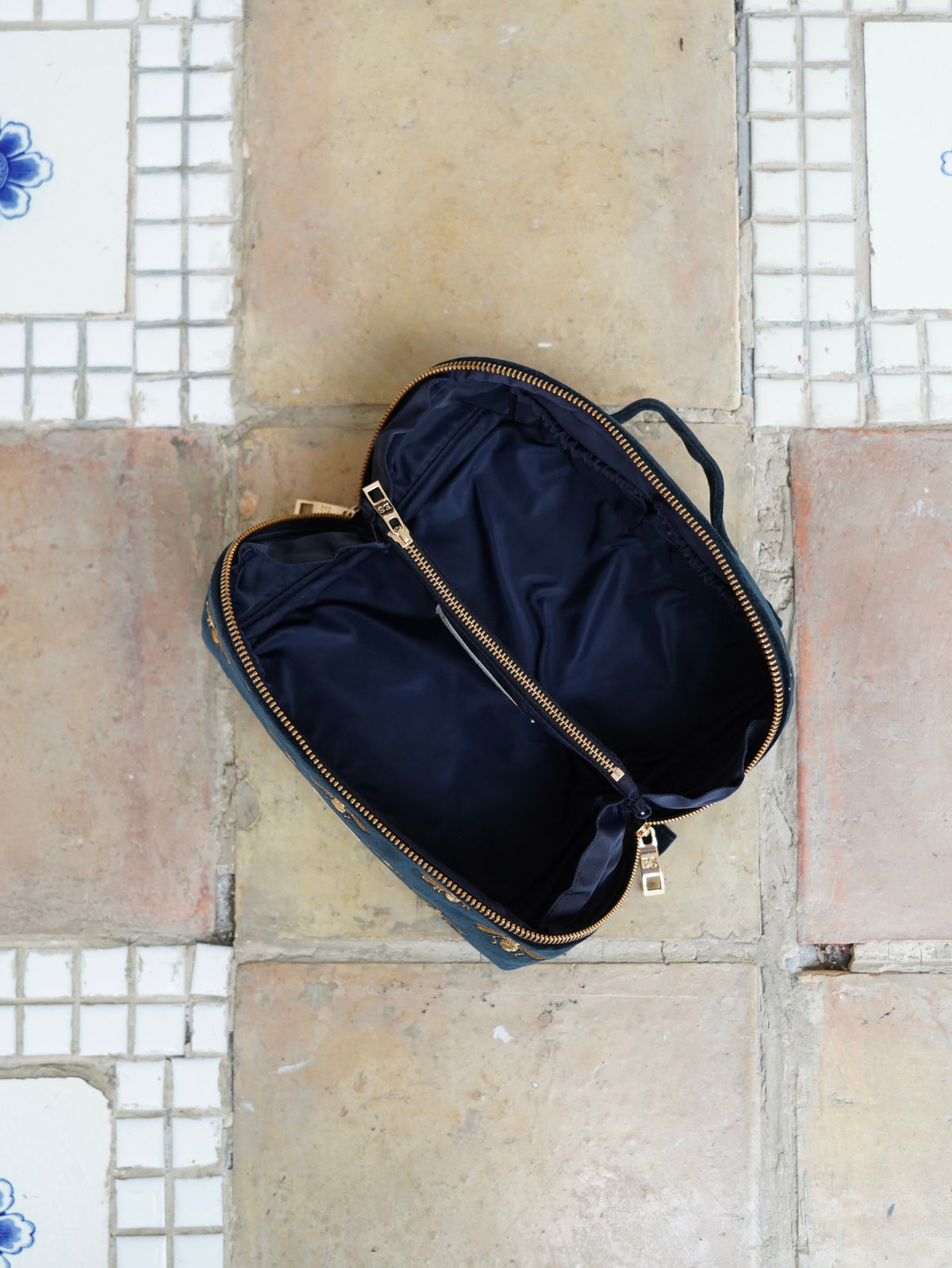 aLORS Select【Elizabeth Scarlett】Honey Bee Charcoal Velvet Open Flat Makeup Bag