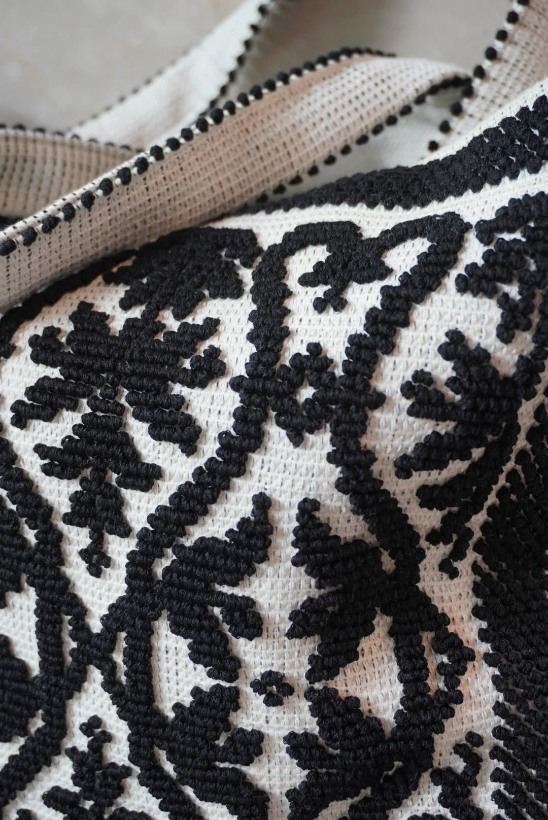 Tote Fiocco lecceseトートフィオッコレッチェーゼネロ・ディ・セピア(黒) - aLORS online store