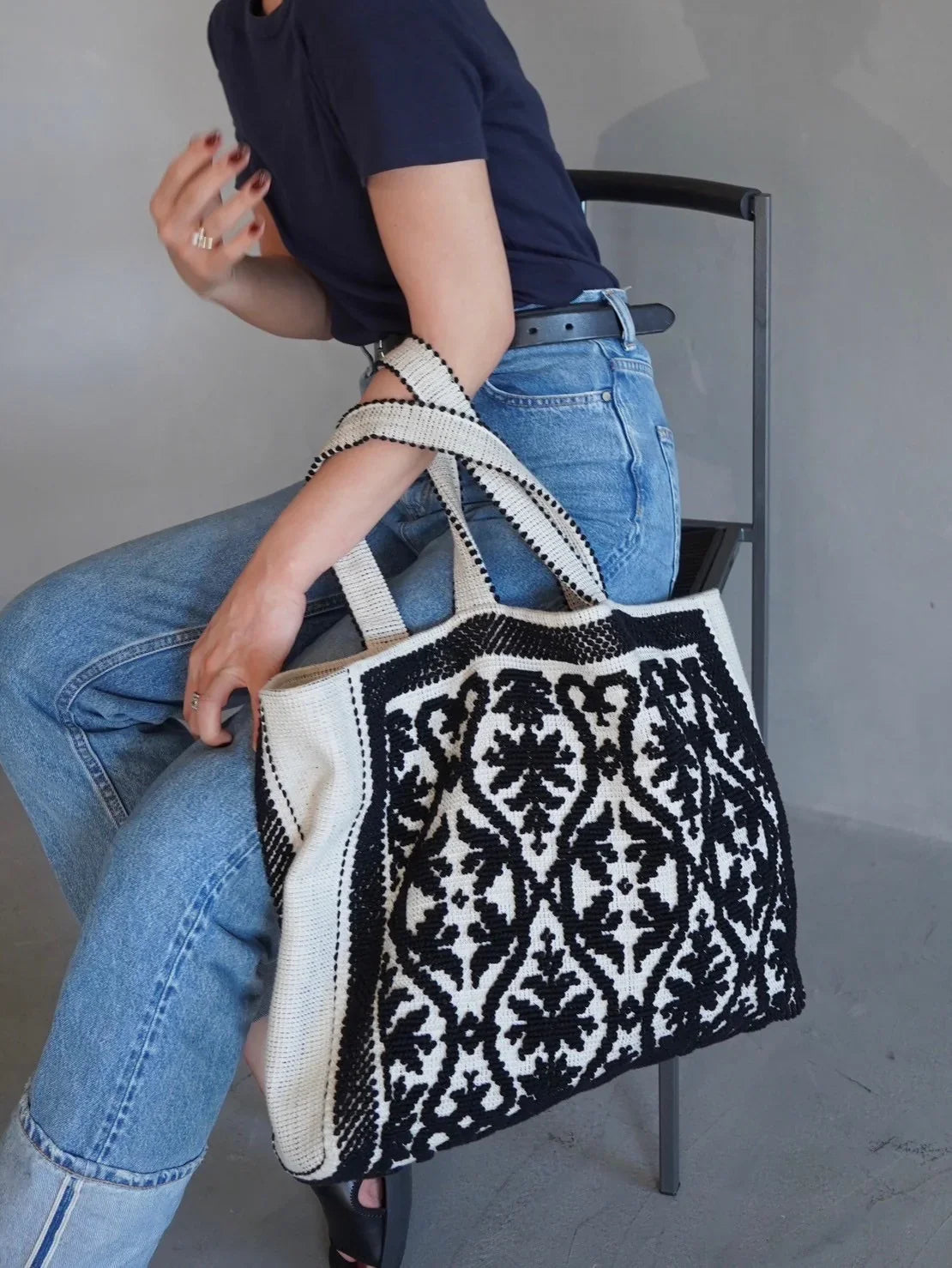 Tote Fiocco lecceseトートフィオッコレッチェーゼネロ・ディ・セピア(黒) - aLORS online store