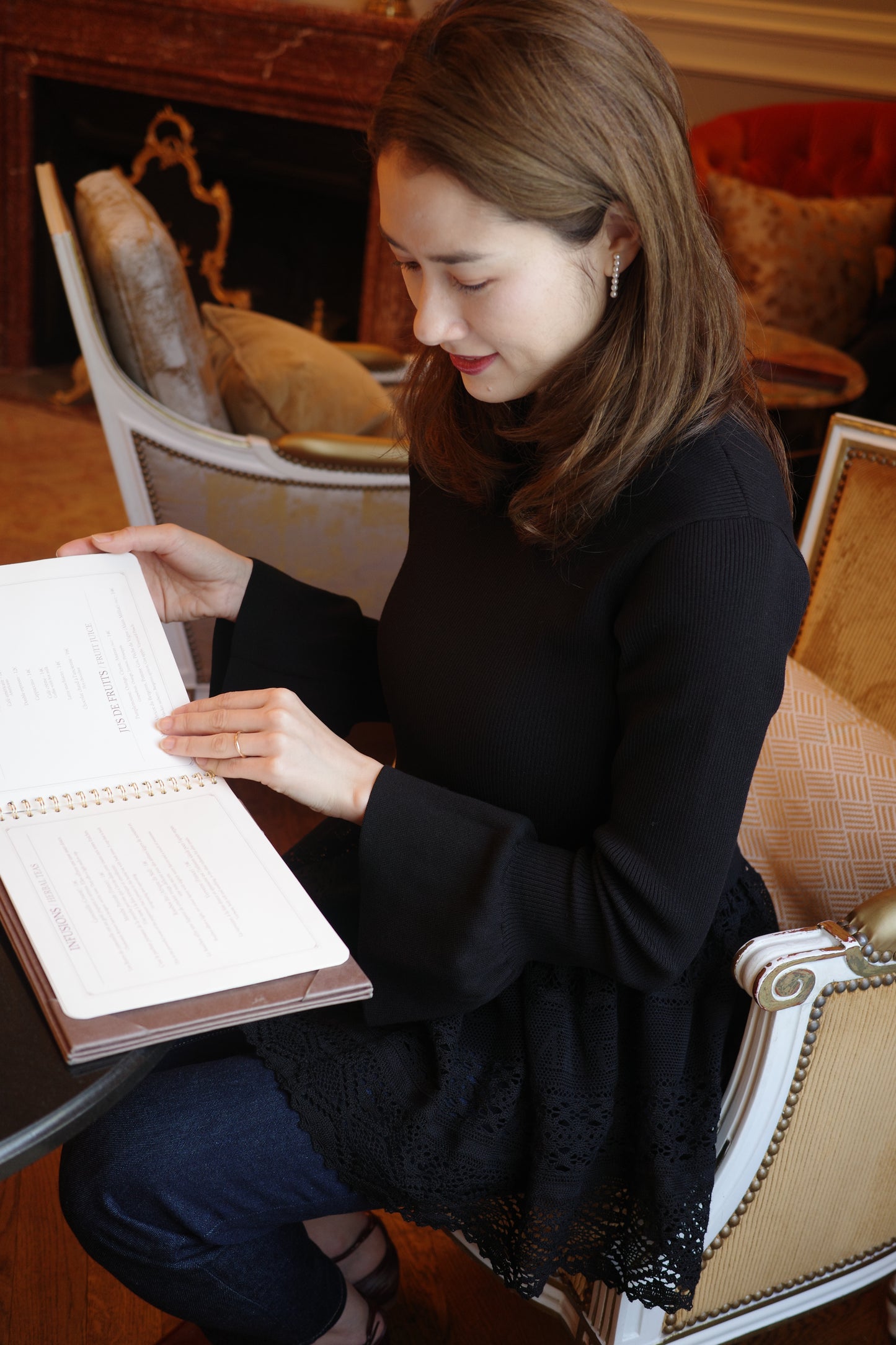 Pull en dentelle torsadée équestre Cadence Noir velouté  ブラック