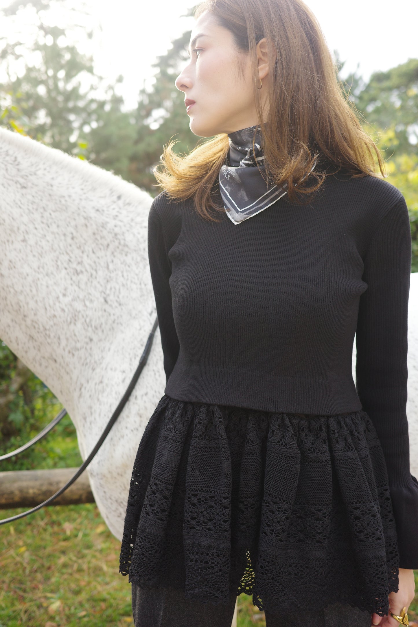Pull en dentelle torsadée équestre Cadence Noir velouté  ブラック