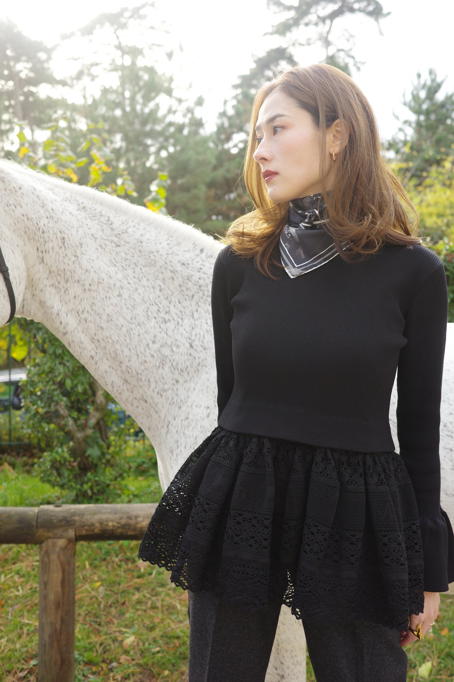 Pull en dentelle torsadée équestre Cadence Noir velouté  ブラック