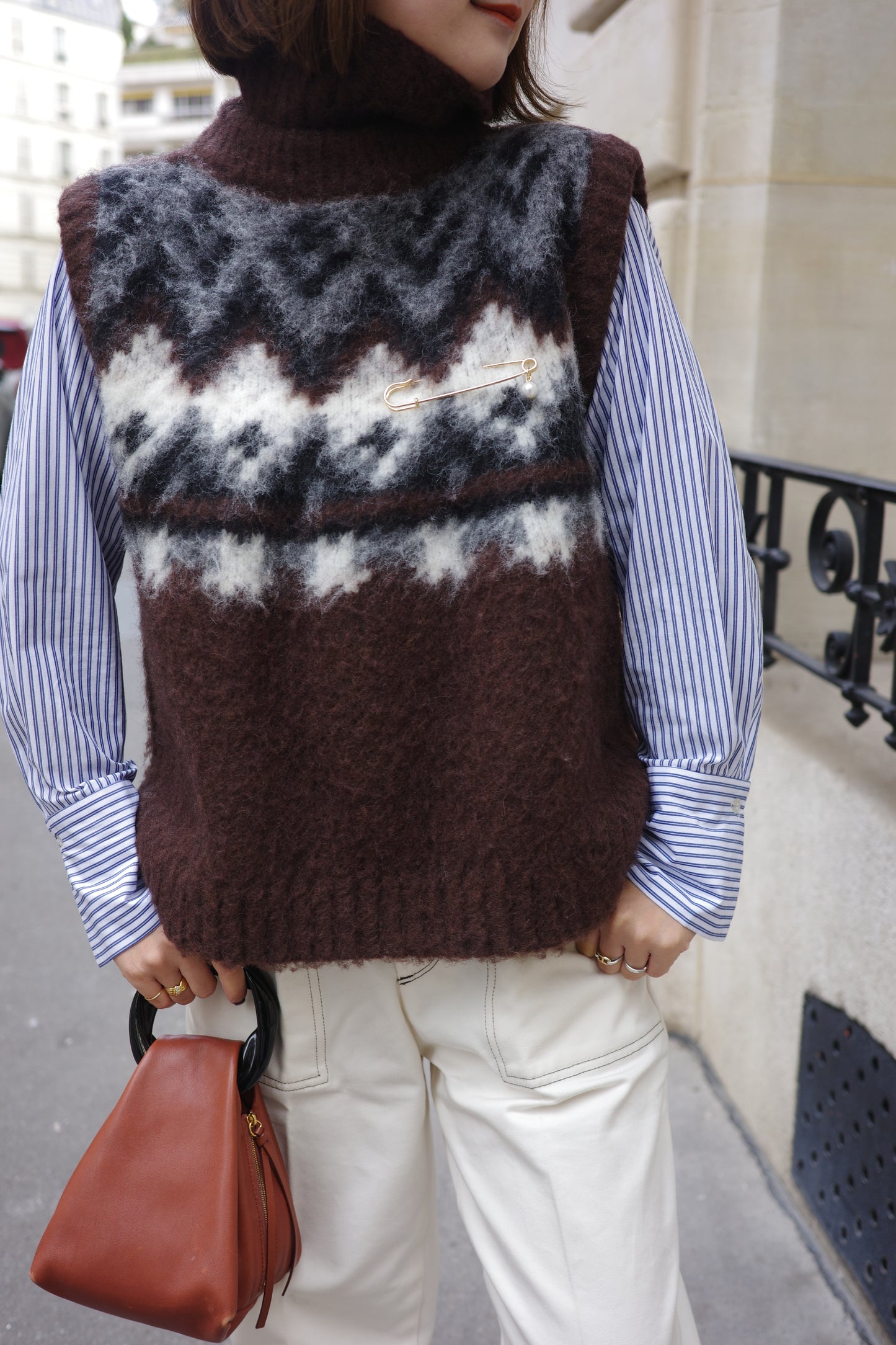 Gilet en tricot jacquard à fils tirés  "Ériu"  ブラウン