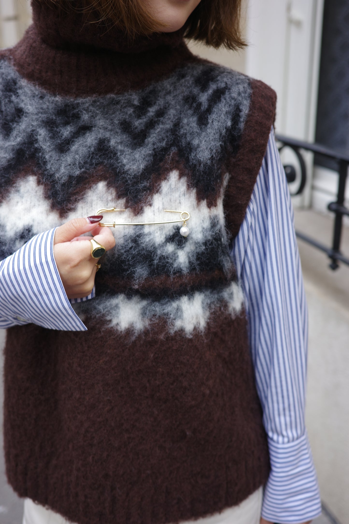 Gilet en tricot jacquard à fils tirés  "Ériu"  ブラウン