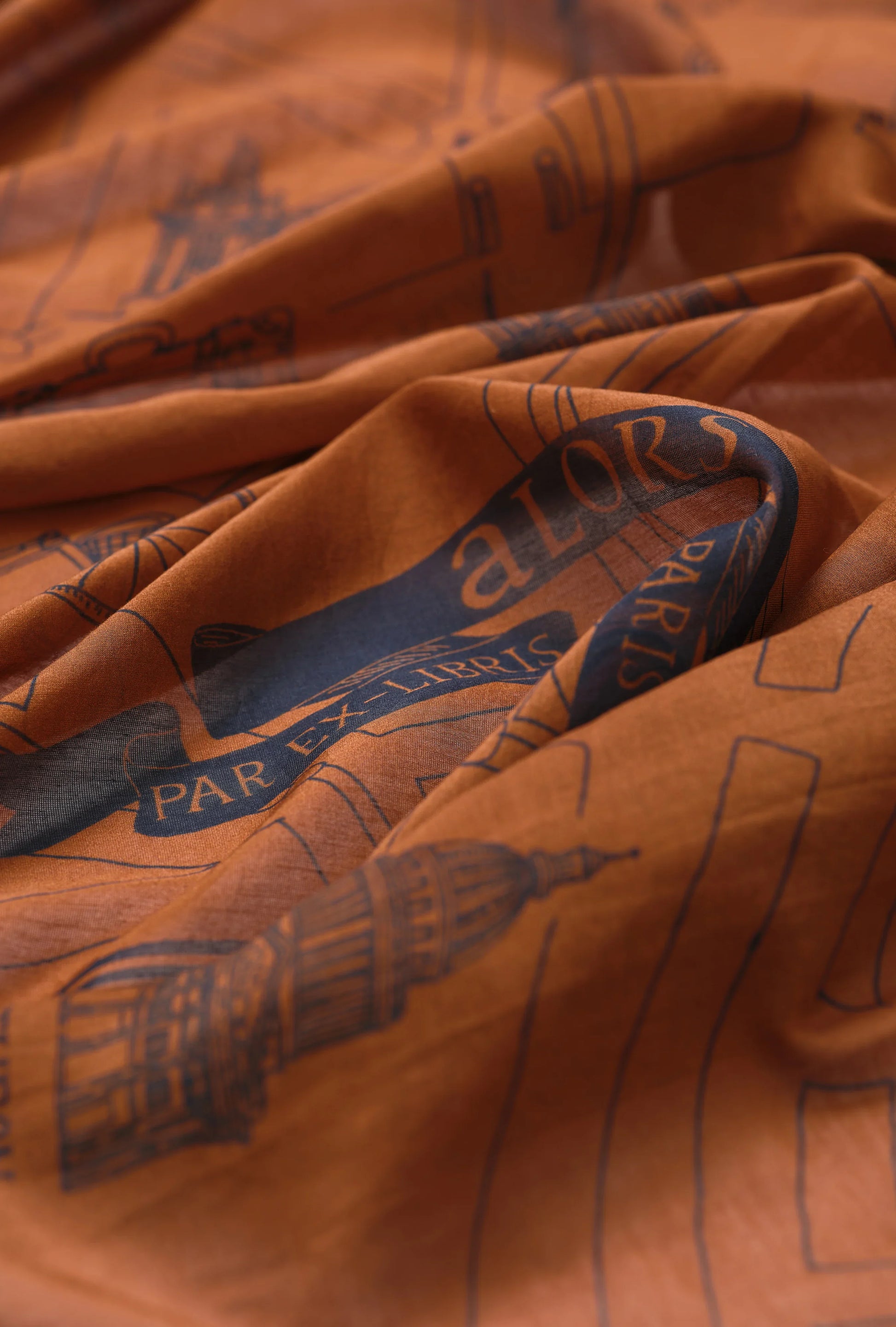 Foulard Ex-libris Paris x aLORS -une collaboration d’exception (キャメルx ネイビー) - aLORS online store