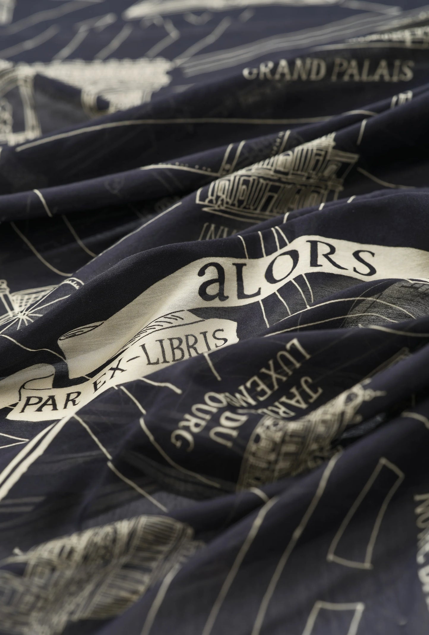 Foulard Ex-libris Paris x aLORS -une collaboration d’exception(ダークネイビーx アイボリー) - aLORS online store